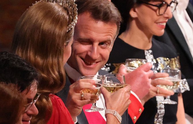 Prösterchen! Frankreichs Staatspräsident zwinkert beim Anstoßen seiner Nebensitzerin Prinzessin Kate zu.<span class='image-autor'>Foto: AFP</span>