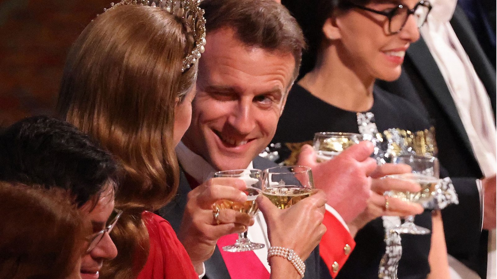 Prösterchen! Frankreichs Staatspräsident zwinkert beim Anstoßen seiner Nebensitzerin Prinzessin Kate zu.Foto: AFP Prösterchen! Frankreichs Staatspräsident zwinkert beim Anstoßen seiner Nebensitzerin Prinzessin Kate zu.Foto: AFP