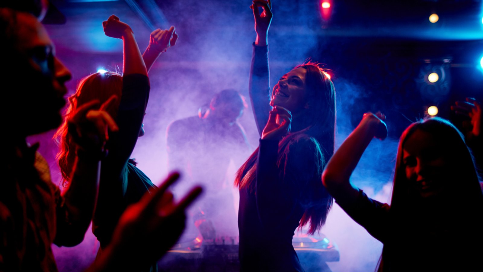 Dürfen auch Jugendliche in einen Club?Foto: Pressmaster / shutterstock.com Dürfen auch Jugendliche in einen Club?Foto: Pressmaster / shutterstock.com