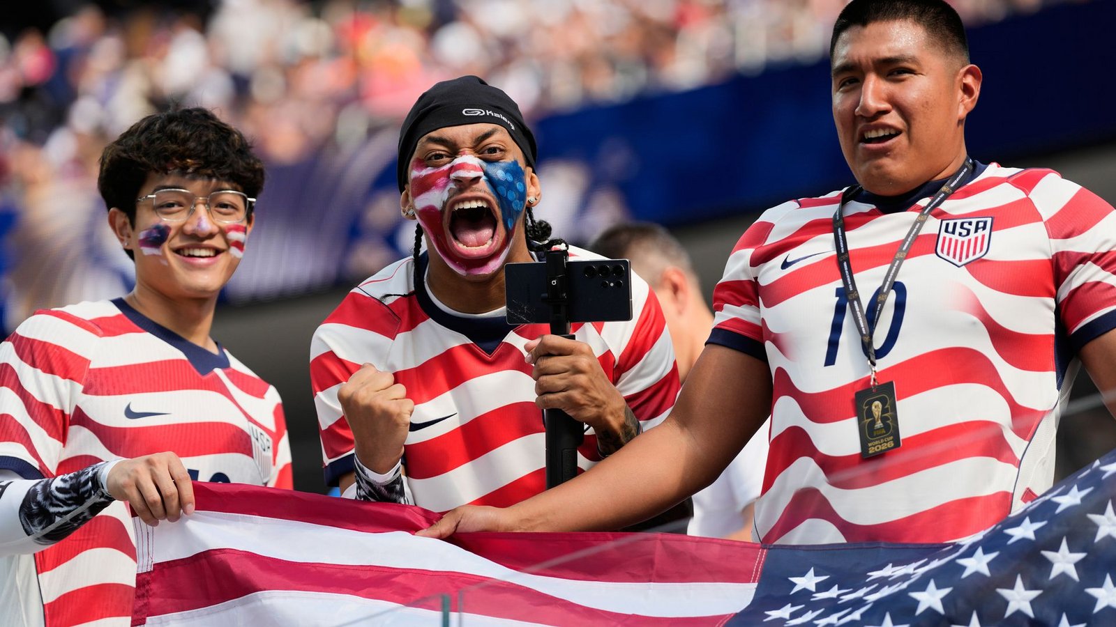 US-Fans jubeln vor dem Spiel USA gegen Paraguay bei der Fußball-WM.Foto: Andre Penner/AP/dpa US-Fans jubeln vor dem Spiel USA gegen Paraguay bei der Fußball-WM.Foto: Andre Penner/AP/dpa