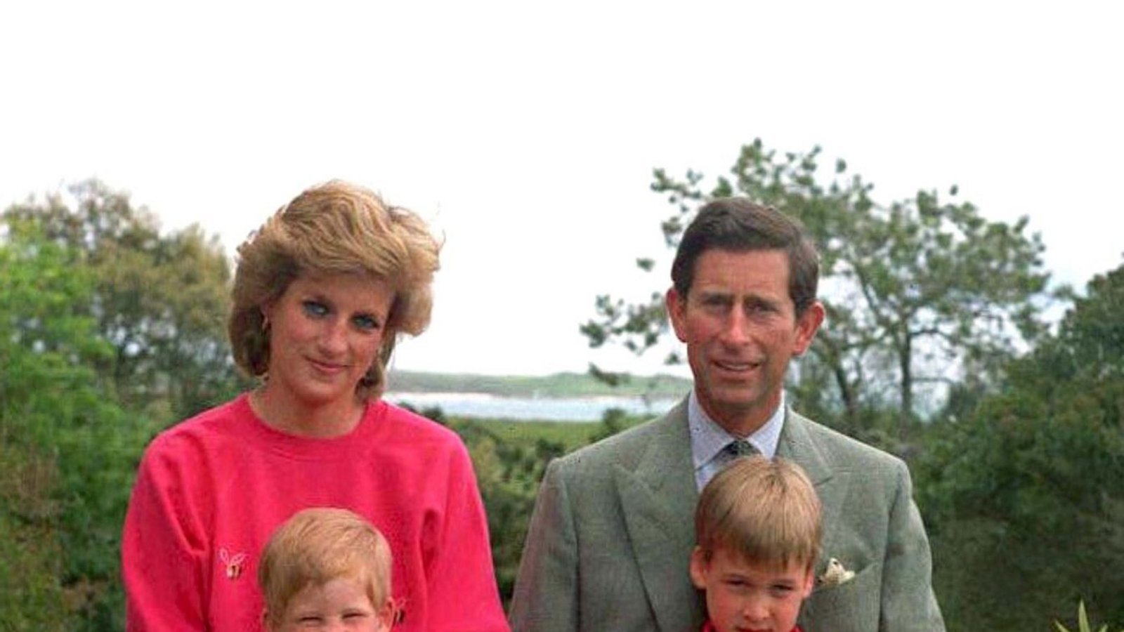 1989: Prinz Charles und Prinzessin Diana mit ihren Kindern Harry (l) und William auf den Scilly-Inseln.Foto: picture-alliance/ dpa | Ron Bell epa