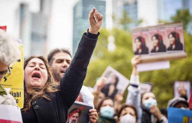 Demonstranten vor der Alten Oper in Frankfurt. Nach dem Tod von Mahsa Amini, die im Iran in Polizeigewahrsam gestorben war, sind Tausende Menschen in Deutschland auf die Straße gegangen.<span class='image-autor'>Foto: Frank Rumpenhorst/dpa</span>