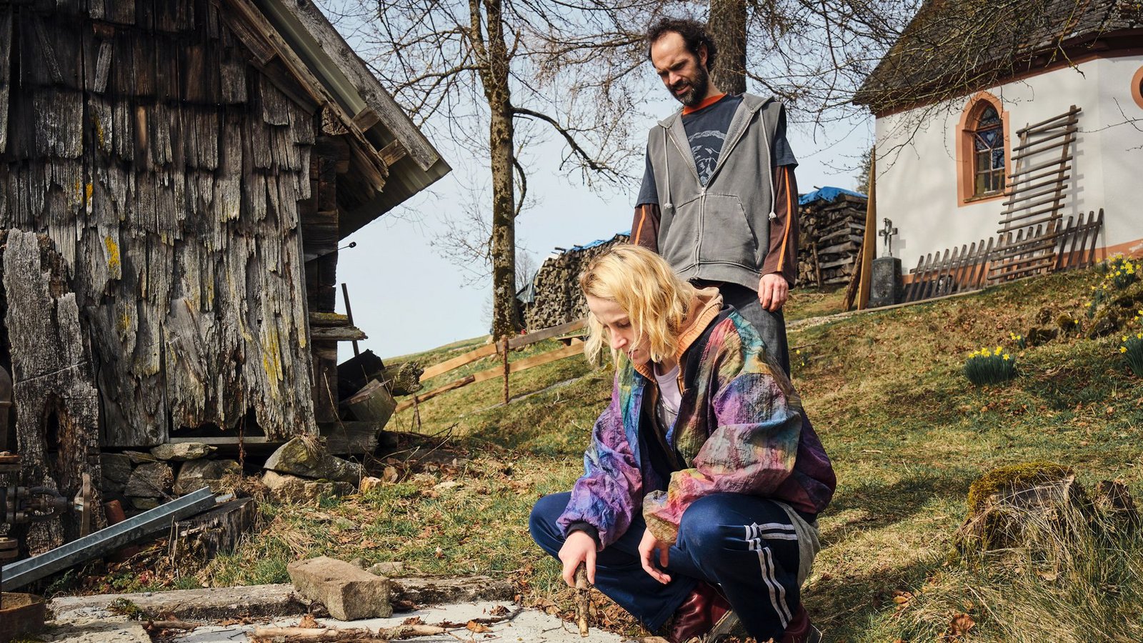 Mika will von Reini wissen, was die Betonplatte im Garten des Hofes verbirgt.Foto: SWR/Benoît Linder Mika will von Reini wissen, was die Betonplatte im Garten des Hofes verbirgt.Foto: SWR/Benoît Linder
