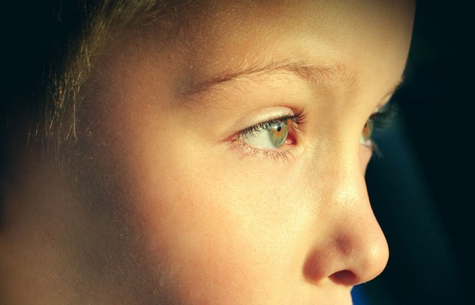 Kinder, die auf Rollstuhlfahrer starren – Songül Demirbilek von der Elternschule erklärt, warum das im Kleinkindalter vollkommen okay ist. (Symbolbild)<span class='image-autor'>Foto: Sabphoto - stock.adobe.com/unknown</span>