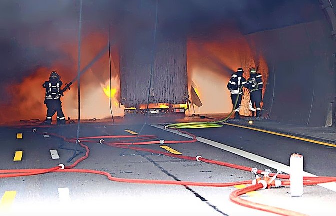 Am Eingang zur Nordröhre des Engelbergtunnels kam das Lkw-Gespann zum Stehen. Das Feuer erzeugte auch schwarze Rauchschwaden, die von Weitem zu sehen waren.<span class='image-autor'>Foto: KS-Images.de</span>