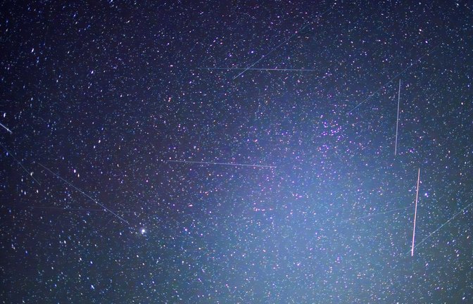 Erdnahe Satelliten sind auf Langzeitbelichtungen als Lichtspuren zu erkennen. Das bayerische Start-Up Mynaric baut Laserfunkterminals für Satelliten und ist nun von einem US-Konzern übernommen worden. (Symbolbild)<span class='image-autor'>Foto: Patrick Pleul/dpa</span>