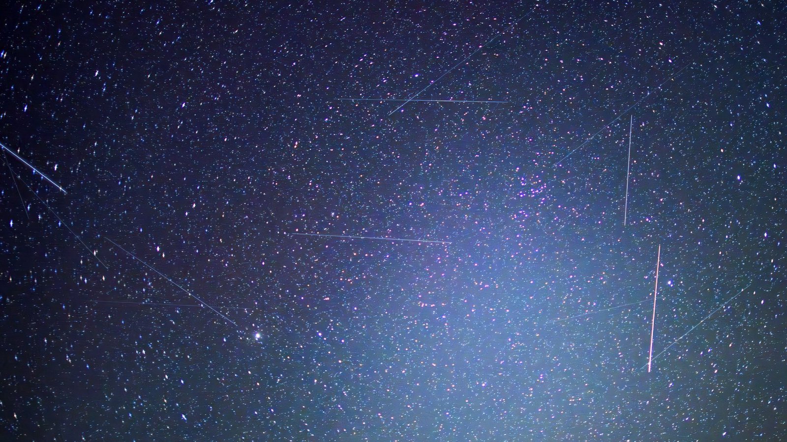 Erdnahe Satelliten sind auf Langzeitbelichtungen als Lichtspuren zu erkennen. Das bayerische Start-Up Mynaric baut Laserfunkterminals für Satelliten und ist nun von einem US-Konzern übernommen worden. (Symbolbild)Foto: Patrick Pleul/dpa