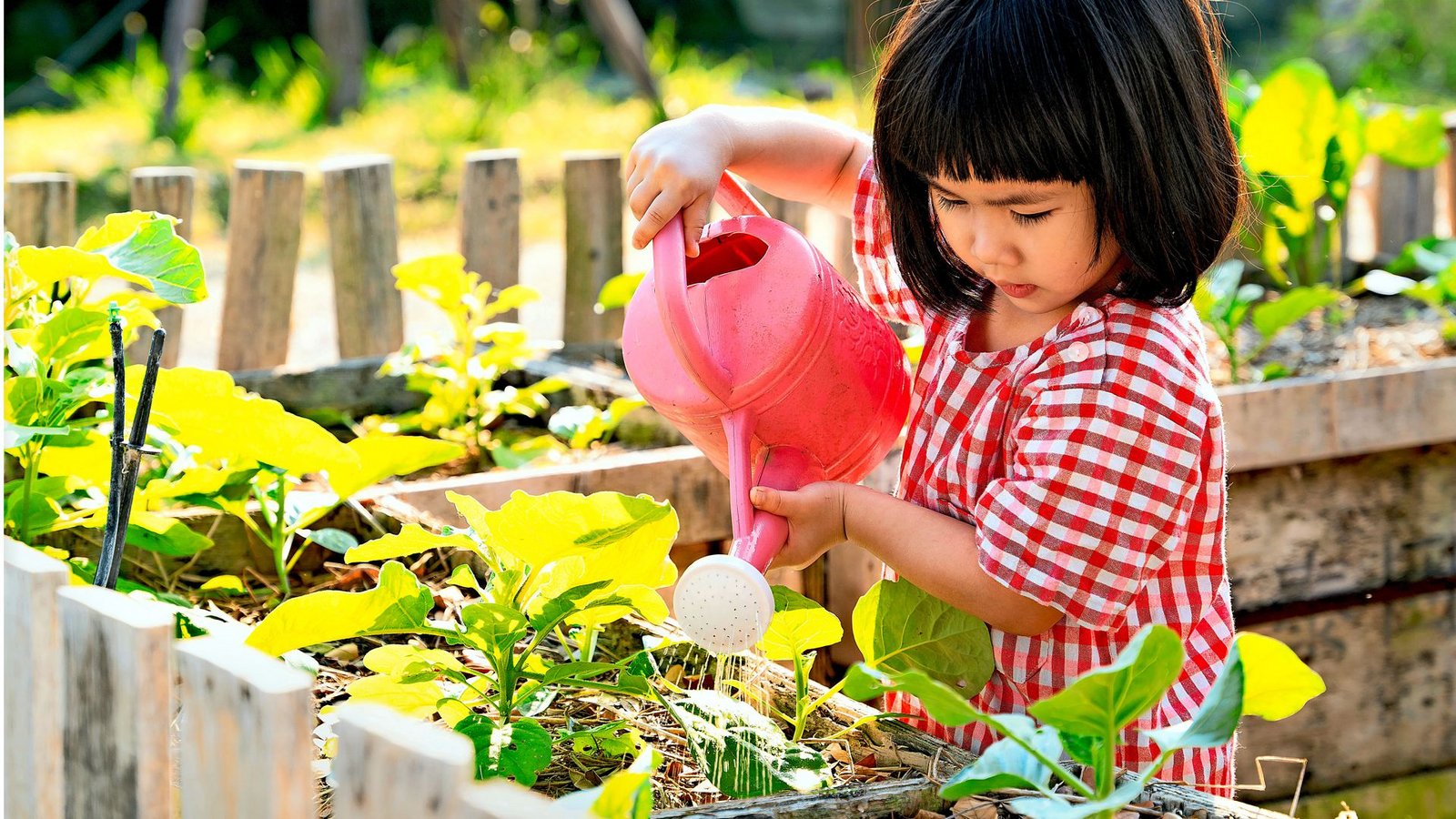 Gartenspaß, statt Gartenarbeit. Kinder wissen, wie das geht.Foto: Adobe Stock/Jatuporn Tansirimas Gartenspaß, statt Gartenarbeit. Kinder wissen, wie das geht.Foto: Adobe Stock/Jatuporn Tansirimas