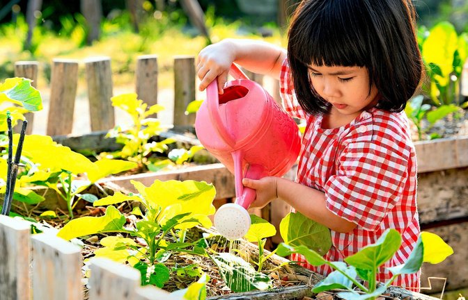 Gartenspaß, statt Gartenarbeit. Kinder wissen, wie das geht.<span class='image-autor'>Foto: Adobe Stock/Jatuporn Tansirimas</span>