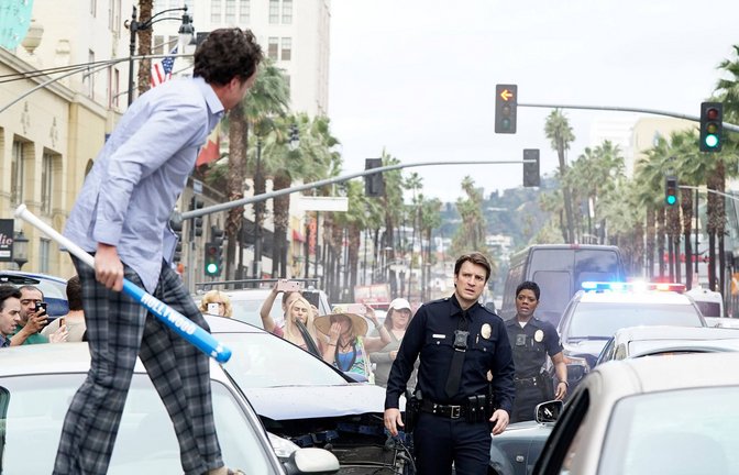 John Nolan (Nathan Fillion) ermittel als Polizeineuling in den Straßen von L.A.<span class='image-autor'>Foto: imago images/Everett Collection/Eric McCandless via www.imago-images.de</span>