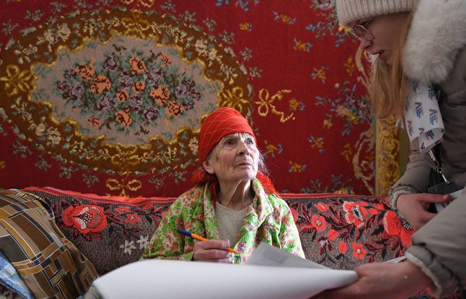 Einsatz der Wahlhelfer bei einer Seniorin in Donezk<span class='image-autor'>Foto: imago//Taisija Voroncova</span>