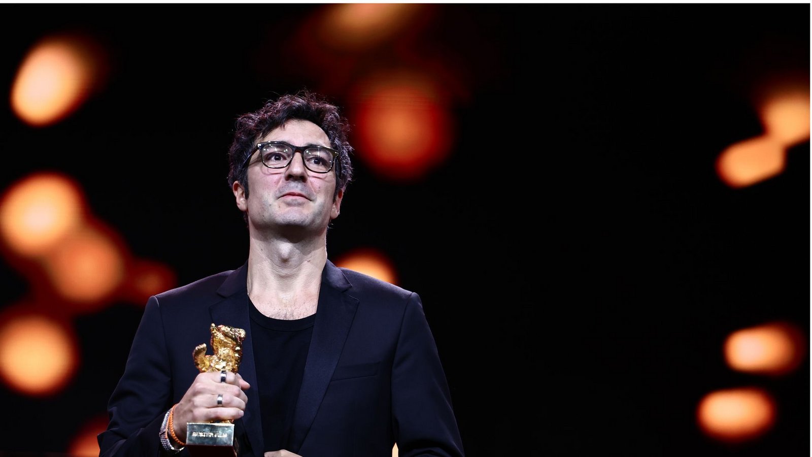 Regisseur Ilker Çatak mit seinem Goldenen BärenFoto: dpa/Christoph Soeder