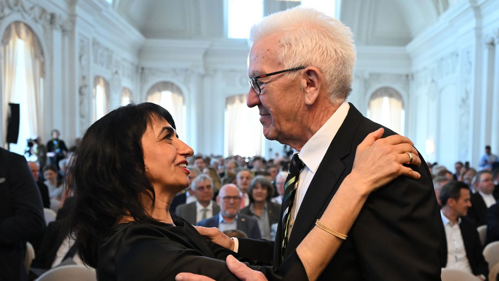 Landtagspräsidentin herzt Ministerpräsident: Muhterem Aras verabschiedete sich herzlich von KretschmannFoto: Marijan Murat/dpa Landtagspräsidentin herzt Ministerpräsident: Muhterem Aras verabschiedete sich herzlich von KretschmannFoto: Marijan Murat/dpa
