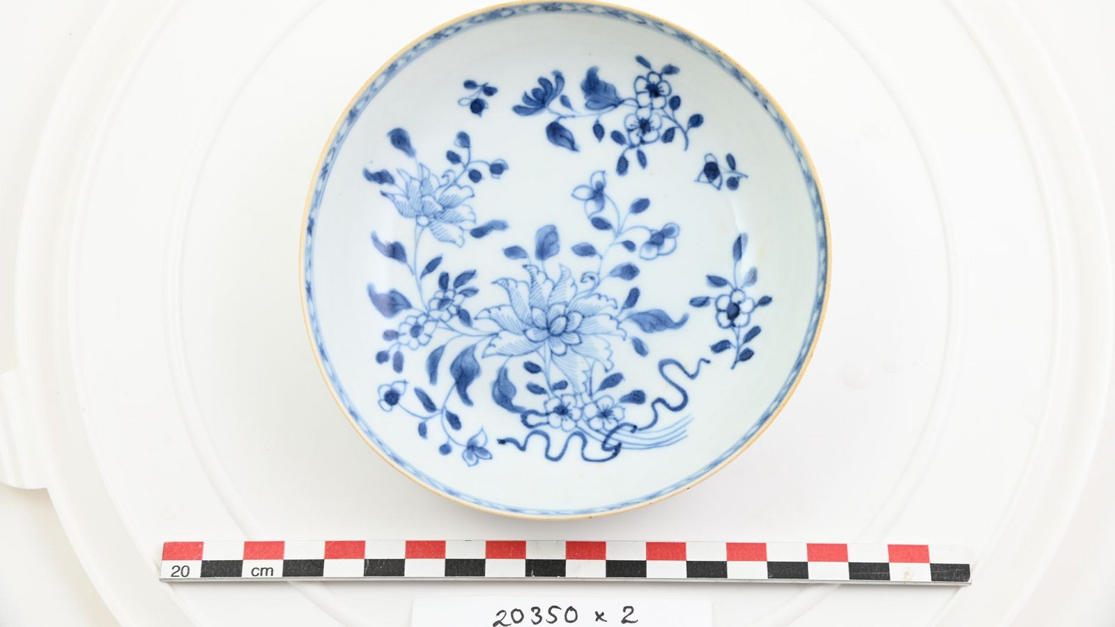 Sieht fein geputzt fast aus wie neu: das vermutlich chinesische Porzellan aus dem Schiffswrack. (Handout)Foto: Norsk Maritimt Museum/dpa
