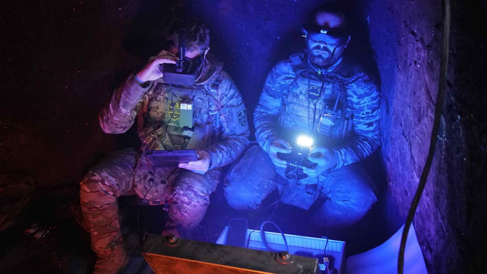 Soldaten der ukrainischen Armee sitzen in einem unterirdischen Versteck und steuern Drohnen über dem Schlachtfeld bei Bachmut.Foto: Till Mayer