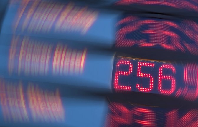 Digitale Preistafel für Kraftstoff an einer Tankstelle.<span class='image-autor'>Foto: IMAGO/Wolfilser/IMAGO</span>