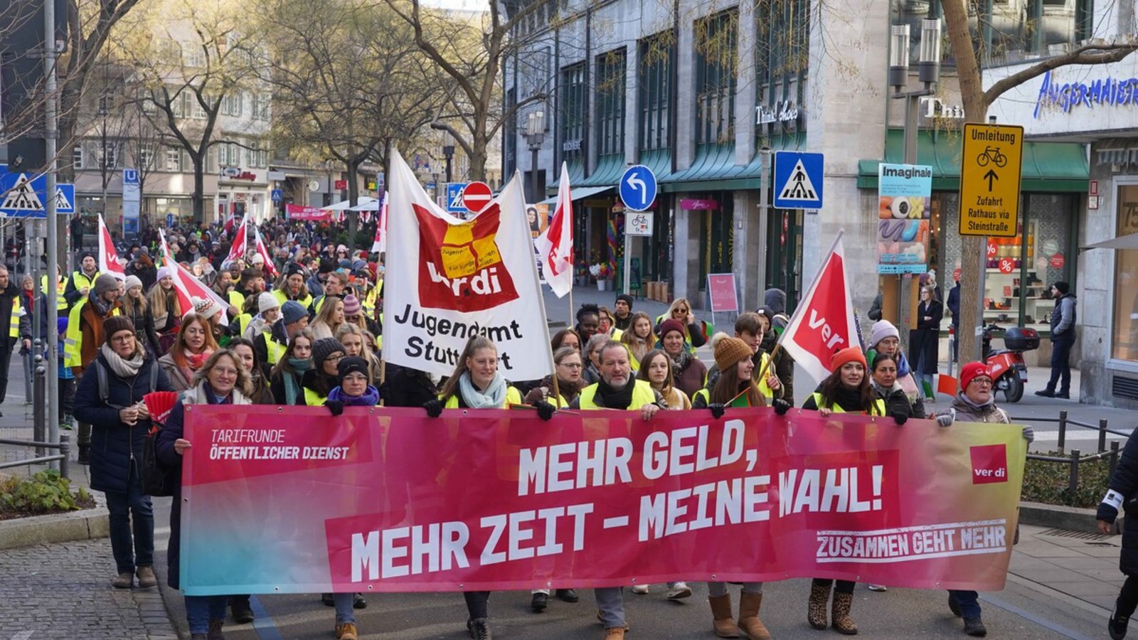 Am 5. Februar gab es den ersten größeren Demonstrationszug von Jugendamtsbeschäftigten.Foto: Andreas Rosar