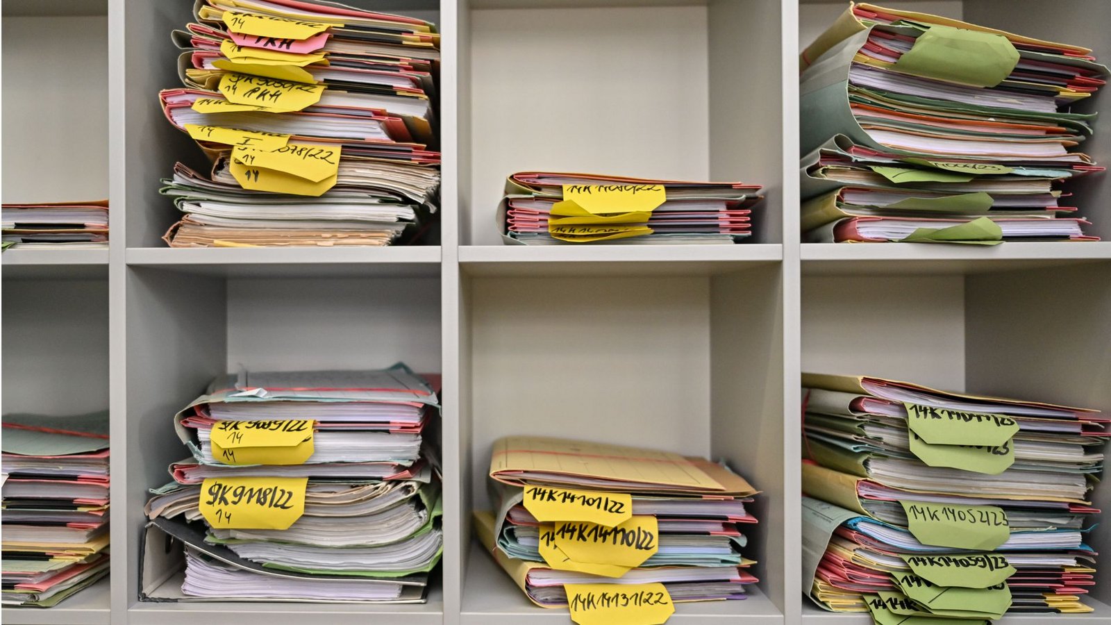 Das Wort Bürokratie kommt aus dem Französischen von „bureaucratie“, was Herrschaft der Verwaltung bedeutet. In einer Bürokratie ist alles bis ins Kleinste geregelt und streng geordnet, jeder hat seine klar umschriebene Aufgabe.Foto: dpa/Patrick Pleul