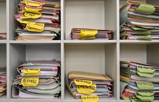 Das Wort Bürokratie kommt aus dem Französischen von „bureaucratie“, was Herrschaft der Verwaltung bedeutet. In einer Bürokratie ist alles bis ins Kleinste geregelt und streng geordnet, jeder hat seine klar umschriebene Aufgabe.<span class='image-autor'>Foto: dpa/Patrick Pleul</span>