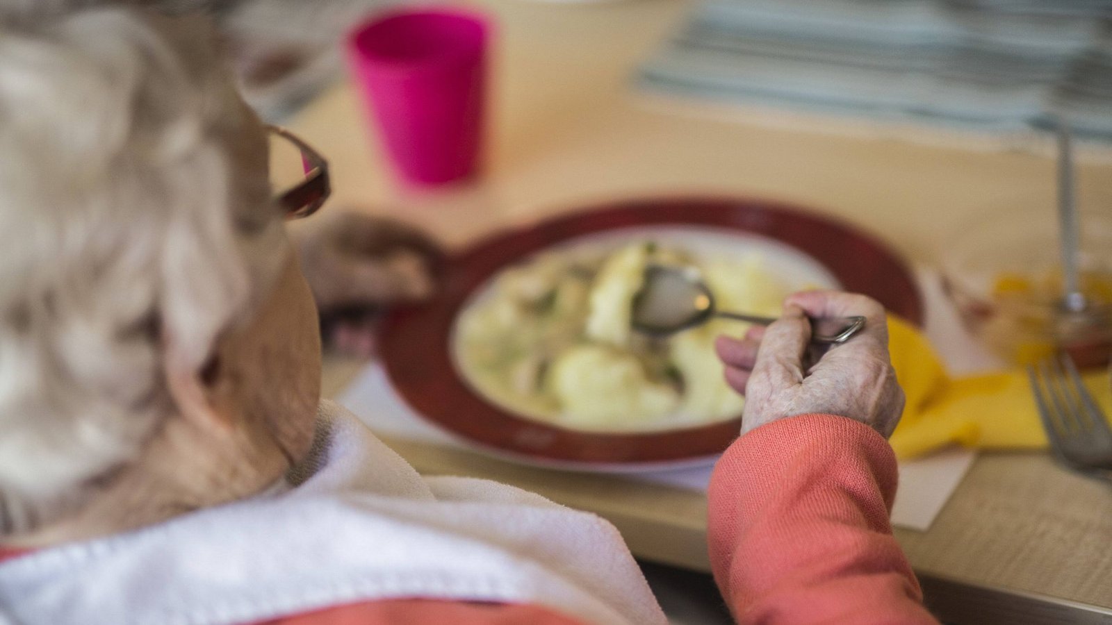 Das Essen in Altenheimen sorgt immer wieder für Kritik.Foto: imago images//Florian Gaertner Das Essen in Altenheimen sorgt immer wieder für Kritik.Foto: imago images//Florian Gaertner