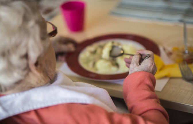 Das Essen in Altenheimen sorgt immer wieder für Kritik.<span class='image-autor'>Foto: imago images//Florian Gaertner</span>