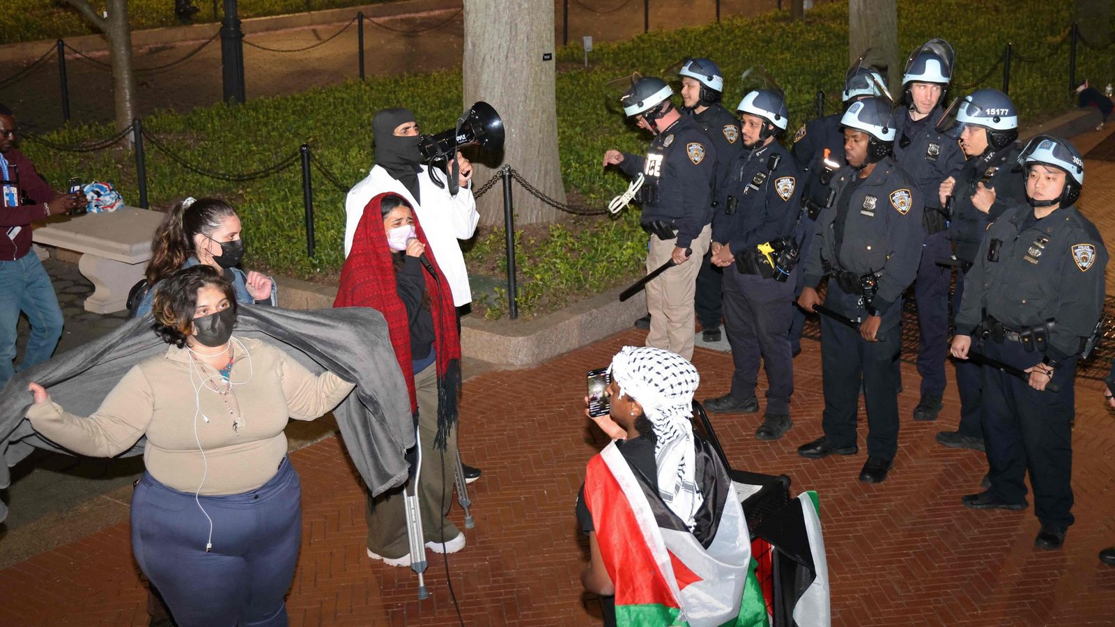 Demonstranten und Polizisten auf dem Gelände der Columbia University in New YorkFoto: AFP/JULIA WU Demonstranten und Polizisten auf dem Gelände der Columbia University in New YorkFoto: AFP/JULIA WU