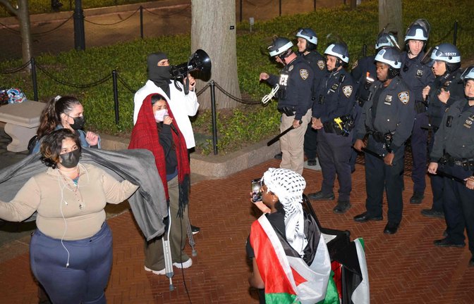 Demonstranten und Polizisten auf dem Gelände der Columbia University in New York<span class='image-autor'>Foto: AFP/JULIA WU</span>