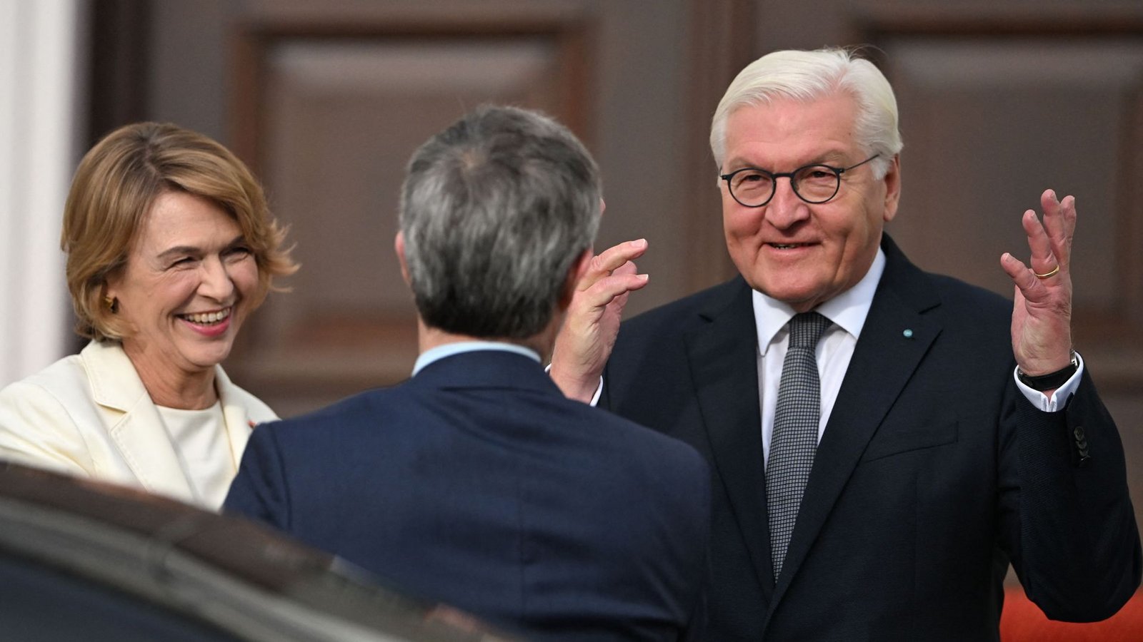 Freudig werden die Ankömmlinge aus Dänemark in Berlin begrüßt.Foto: AFP/RALF HIRSCHBERGER