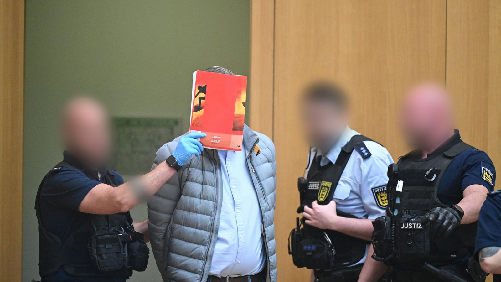 Der Angeklagte Alexander Quade wird in den Gerichtssaal geführt. Er sei vor seiner Festnahme „penibel recherchierender Journalist“ gewesen, sagte er in seiner Einlassung. So meldete er die Eroberung Wiens durch russische Soldaten im März 2022.Foto: Bernd Weißbrod/dpa-Pool/dpa/Bernd Weißbrod Der Angeklagte Alexander Quade wird in den Gerichtssaal geführt. Er sei vor seiner Festnahme „penibel recherchierender Journalist“ gewesen, sagte er in seiner Einlassung. So meldete er die Eroberung Wiens durch russische Soldaten im März 2022.Foto: Bernd Weißbrod/dpa-Pool/dpa/Bernd Weißbrod