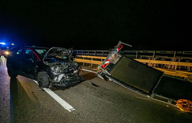 Der Autofahrer kam verletzt ins Krankenhaus. Am Fahrzeug entstand ein Schaden von 15.000 Euro.<span class='image-autor'>Foto: 7aktuell.de/ | Alexander Hald</span>