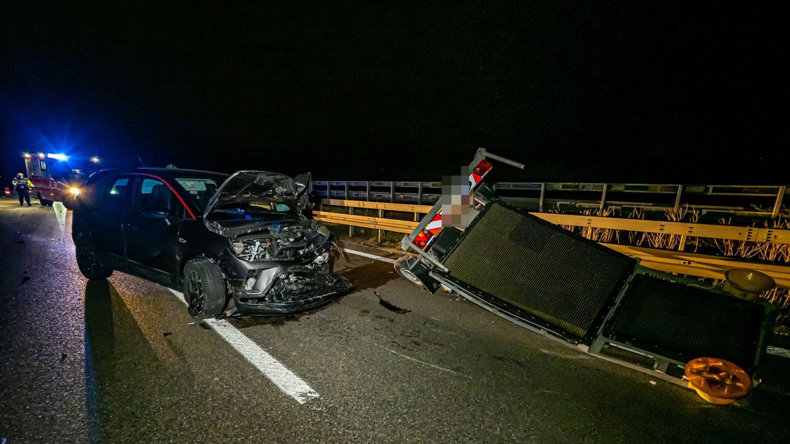 Der Autofahrer kam verletzt ins Krankenhaus. Am Fahrzeug entstand ein Schaden von 15.000 Euro.Foto: 7aktuell.de/ | Alexander Hald