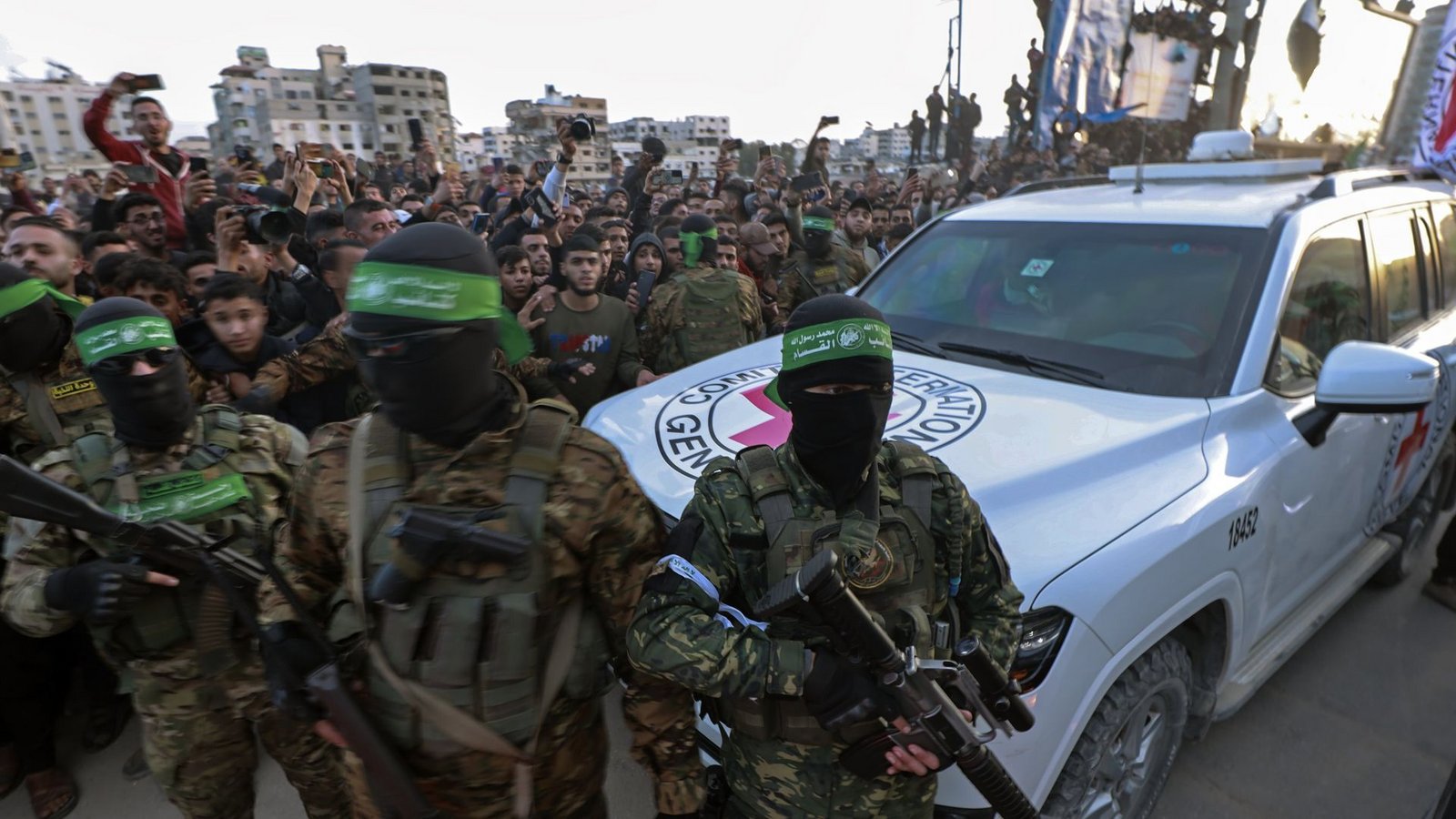 Hamas-Kämpfer eskortieren ein Fahrzeug des Roten Kreuzes in Gaza-Stadt, um israelische Geiseln abzuholen, die  freigelassen wurden.Foto: dpa/Abed Hajjar