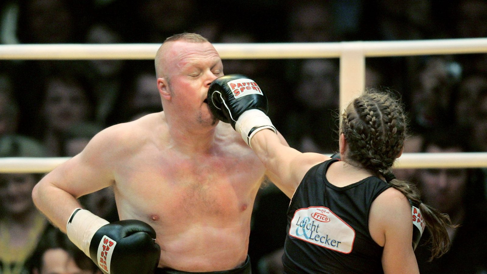 Die ehemalige Boxweltmeisterin Regina Halmich und Fernsehmoderator Stefan Raab beim Fight 2007.Foto: Rolf Vennenbernd/dpa