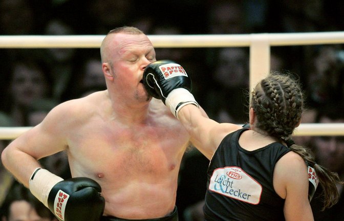 Die ehemalige Boxweltmeisterin Regina Halmich und Fernsehmoderator Stefan Raab beim Fight 2007.<span class='image-autor'>Foto: Rolf Vennenbernd/dpa</span>