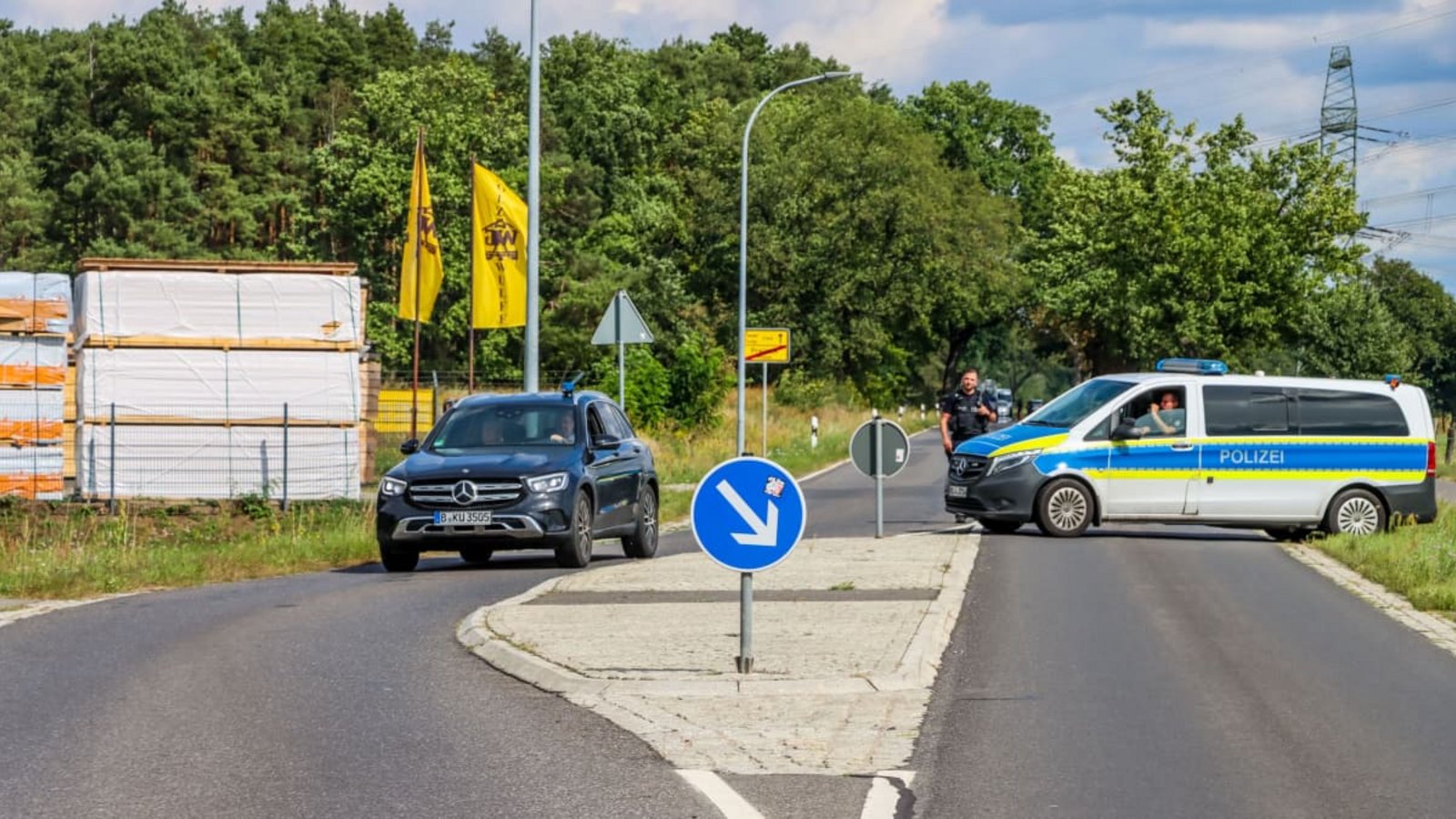 Experten des Landeskriminalamts ermitteln am Umspannwerk in Preilack.Dennis H. / brandenburg.media Experten des Landeskriminalamts ermitteln am Umspannwerk in Preilack.Dennis H. / brandenburg.media