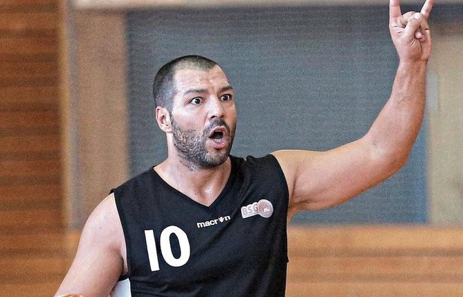 Egal welche Anweisung Themis Koupidis im Spiel gegen die Tigers aus Tübingen gegeben hat, der Spielertrainer der BSG fand am Samstag kein Gehör. Foto: Archiv/Küppers