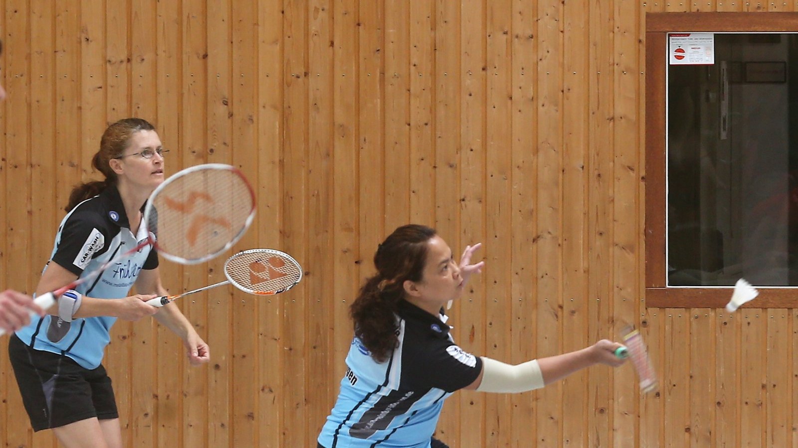Kathrin Kadura (links) und Marife Hämmerle hatten bis zum letzten Spiel die Chance auf den Turniersieg, mussten aber mit Platz zwei im Frauendoppel der Klasse C vorlieb nehmen.