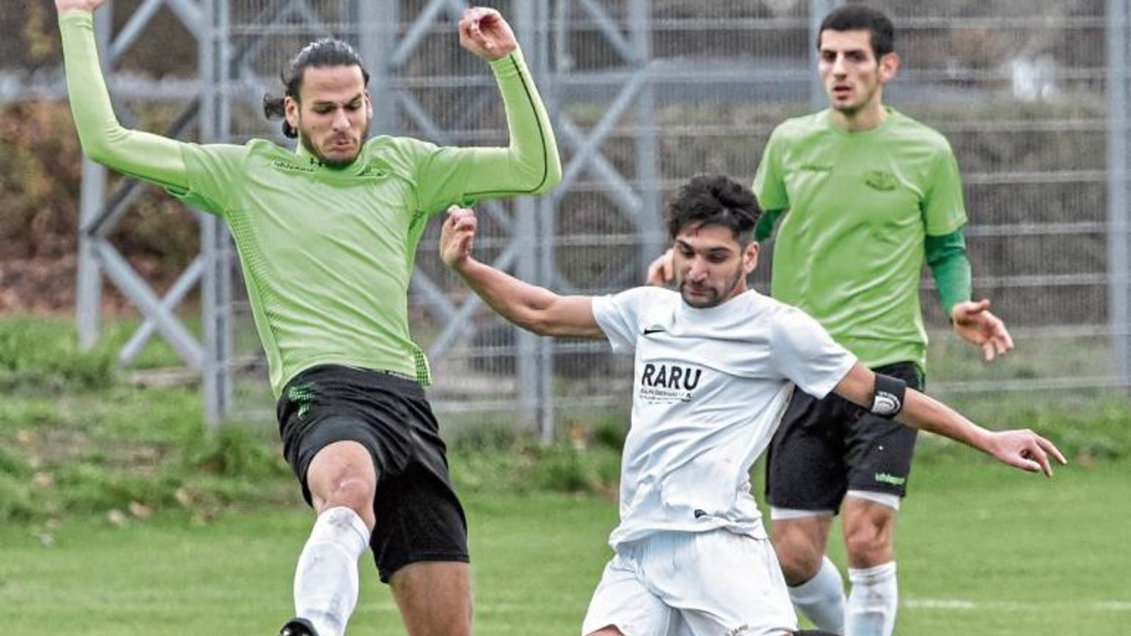 Timo Bopp (links) wirft sich in den Schuss von Cihat Aytac, dem mit dem TSV Enzweihingen auch im Hardtwäldle ein Sieg verwehrt bleibt. Foto: Leitner Timo Bopp (links) wirft sich in den Schuss von Cihat Aytac, dem mit dem TSV Enzweihingen auch im Hardtwäldle ein Sieg verwehrt bleibt. Foto: Leitner