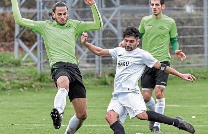 Timo Bopp (links) wirft sich in den Schuss von Cihat Aytac, dem mit dem TSV Enzweihingen auch im Hardtwäldle ein Sieg verwehrt bleibt. Foto: Leitner