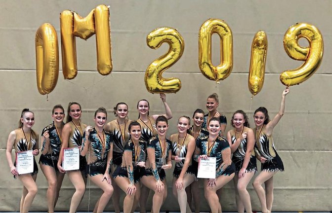 Die beiden erfolgreichen Gruppen des TV Sersheim bei der DM Gymnastik und Tanz mit (von links) Jasmin Tenzer, Julia Weh, Hannah Scherzer, Anna-Lina Wirth, Lina Brenner, Jasmin Geske, Mailin Widmann, Sabrina Götz, Paula Kolb, Jasmin Müller Isabel Kistermann, Rebecca Grimml, Ramona Wagner sowie Hanna Wihlelm Foto: privat