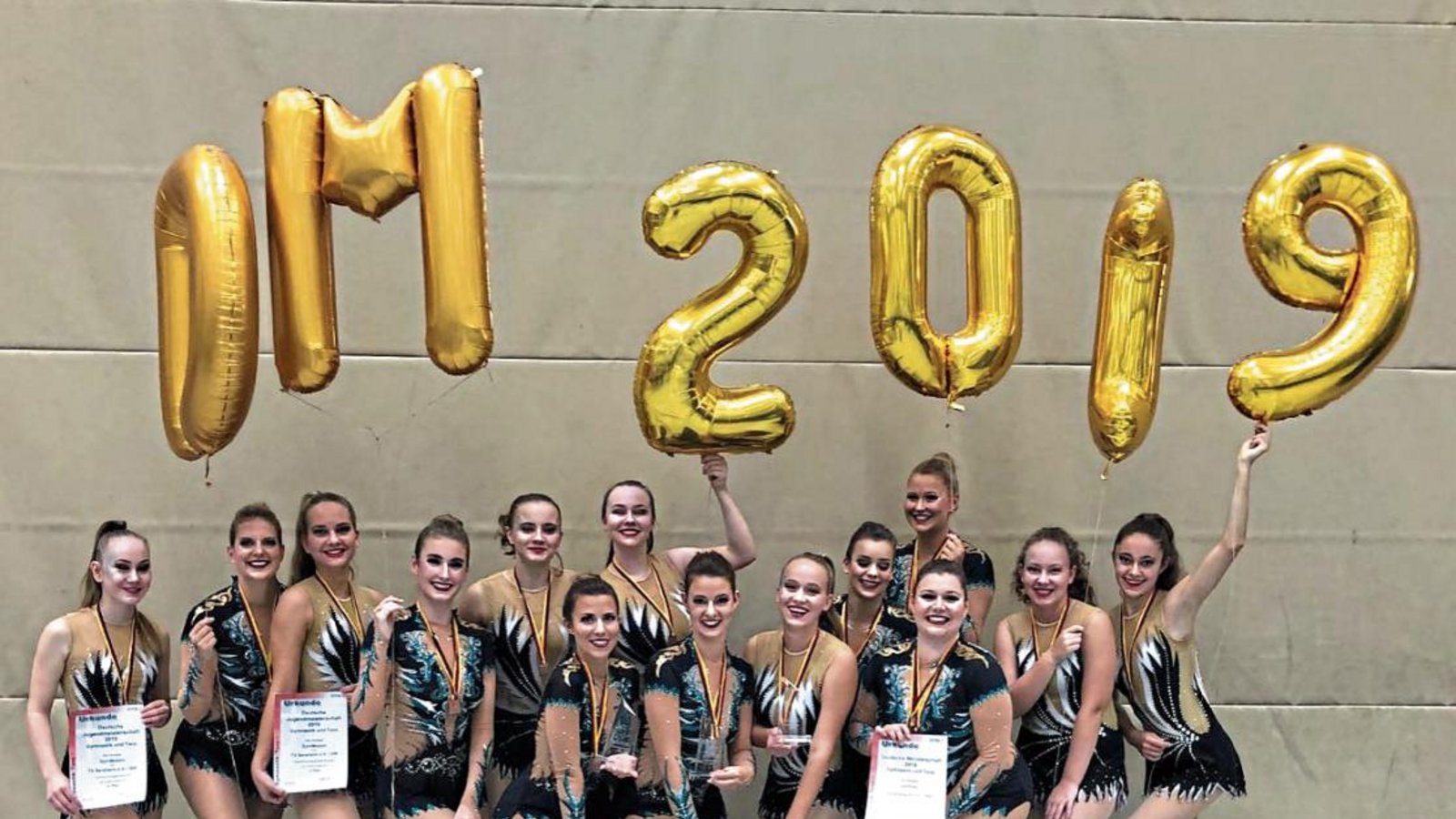 Die beiden erfolgreichen Gruppen des TV Sersheim bei der DM Gymnastik und Tanz mit (von links) Jasmin Tenzer, Julia Weh, Hannah Scherzer, Anna-Lina Wirth, Lina Brenner, Jasmin Geske, Mailin Widmann, Sabrina Götz, Paula Kolb, Jasmin Müller Isabel Kistermann, Rebecca Grimml, Ramona Wagner sowie Hanna Wihlelm Foto: privat Die beiden erfolgreichen Gruppen des TV Sersheim bei der DM Gymnastik und Tanz mit (von links) Jasmin Tenzer, Julia Weh, Hannah Scherzer, Anna-Lina Wirth, Lina Brenner, Jasmin Geske, Mailin Widmann, Sabrina Götz, Paula Kolb, Jasmin Müller Isabel Kistermann, Rebecca Grimml, Ramona Wagner sowie Hanna Wihlelm Foto: privat