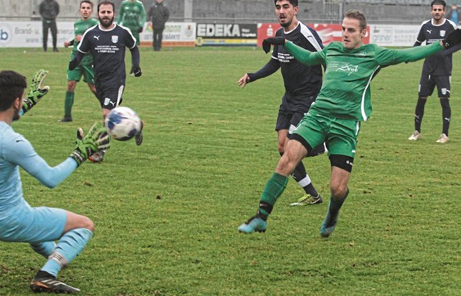 Kleinglattbachs Leon Ellwein (rechts vorne) lässt nach dem Chippass von Daniel Linder Besigheims Torwart Robin-Dean Mihojlovic (links) keine Chance. Foto: Nachreiner