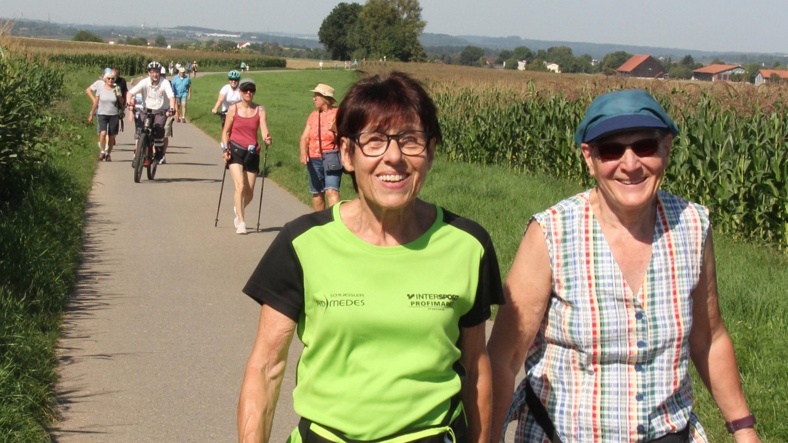 Trotz der Hitze ist die Laune der Teilnehmenden gut.  Fotos: Banholzer