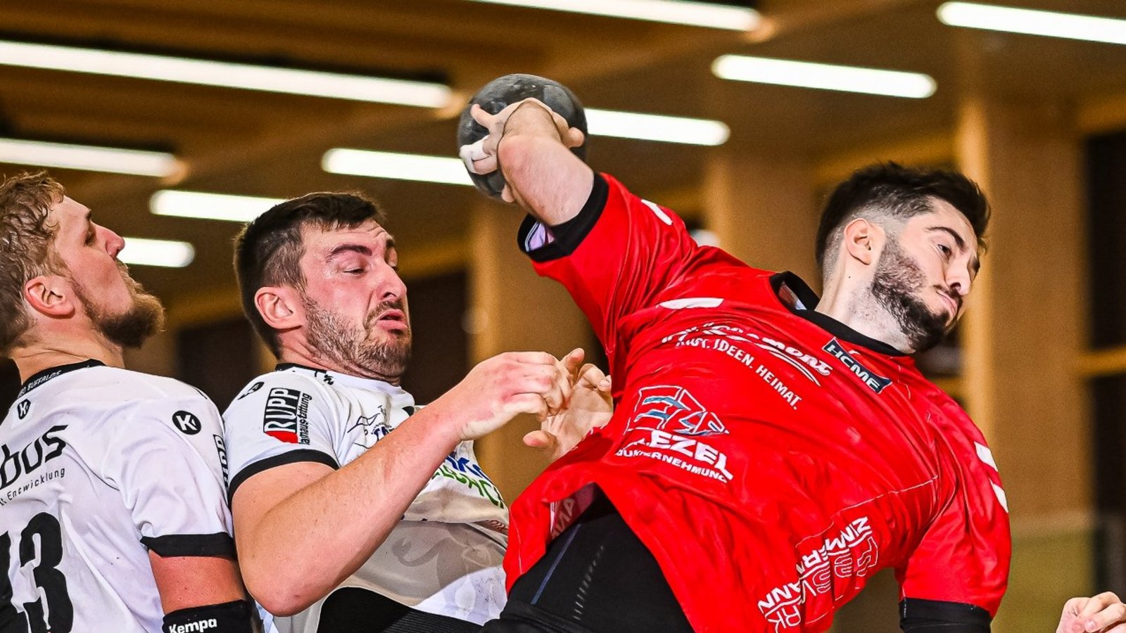 Moritz Modenese (rechts) gilt als Alternative für die vakante Position im rechten Rückraum des HC Metter-Enz. Foto: Krause