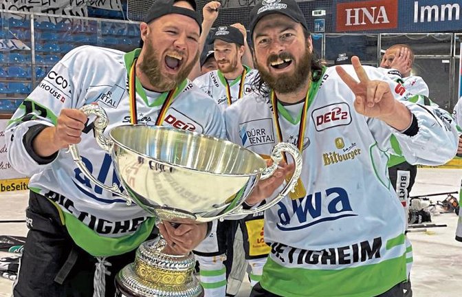 Brett Breitkreuz und C.J. Stretch (von links) werden nach der gewonnen Meisterschaft in der Deutschen Eishockey Liga (DEL) 2 in der neuen Saison auch im deutschen Oberhaus für die Bietigheim Steelers auf Torejagd gehen. Foto: Eberle