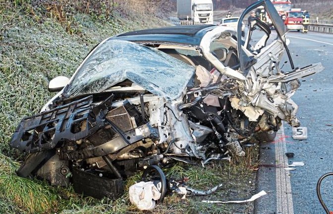Der Wagen der 23-jährigen Fahrerin wurde durch die Kollision völlig zerstört. Foto: SDMG/Gress