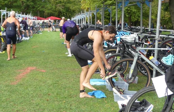 Auch das fachgerechte und vor allem schnelle Umziehen beim Triathlon will gelernt sein.<span class='image-autor'>Holger Schmidt</span>