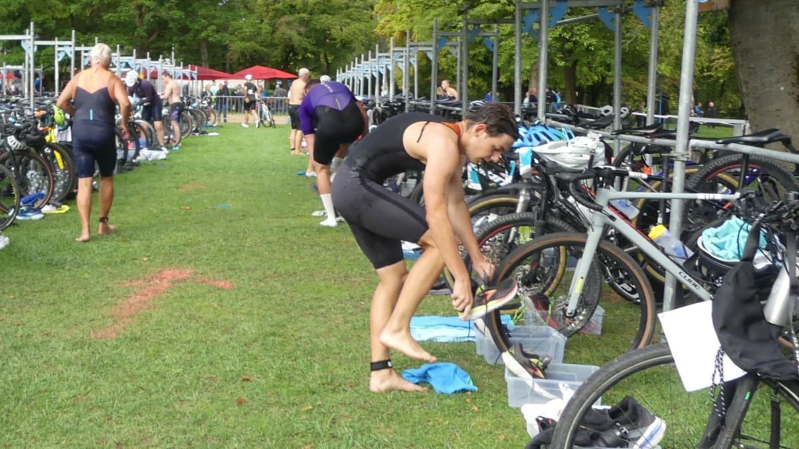 Auch das fachgerechte und vor allem schnelle Umziehen beim Triathlon will gelernt sein.Holger Schmidt Auch das fachgerechte und vor allem schnelle Umziehen beim Triathlon will gelernt sein.Holger Schmidt
