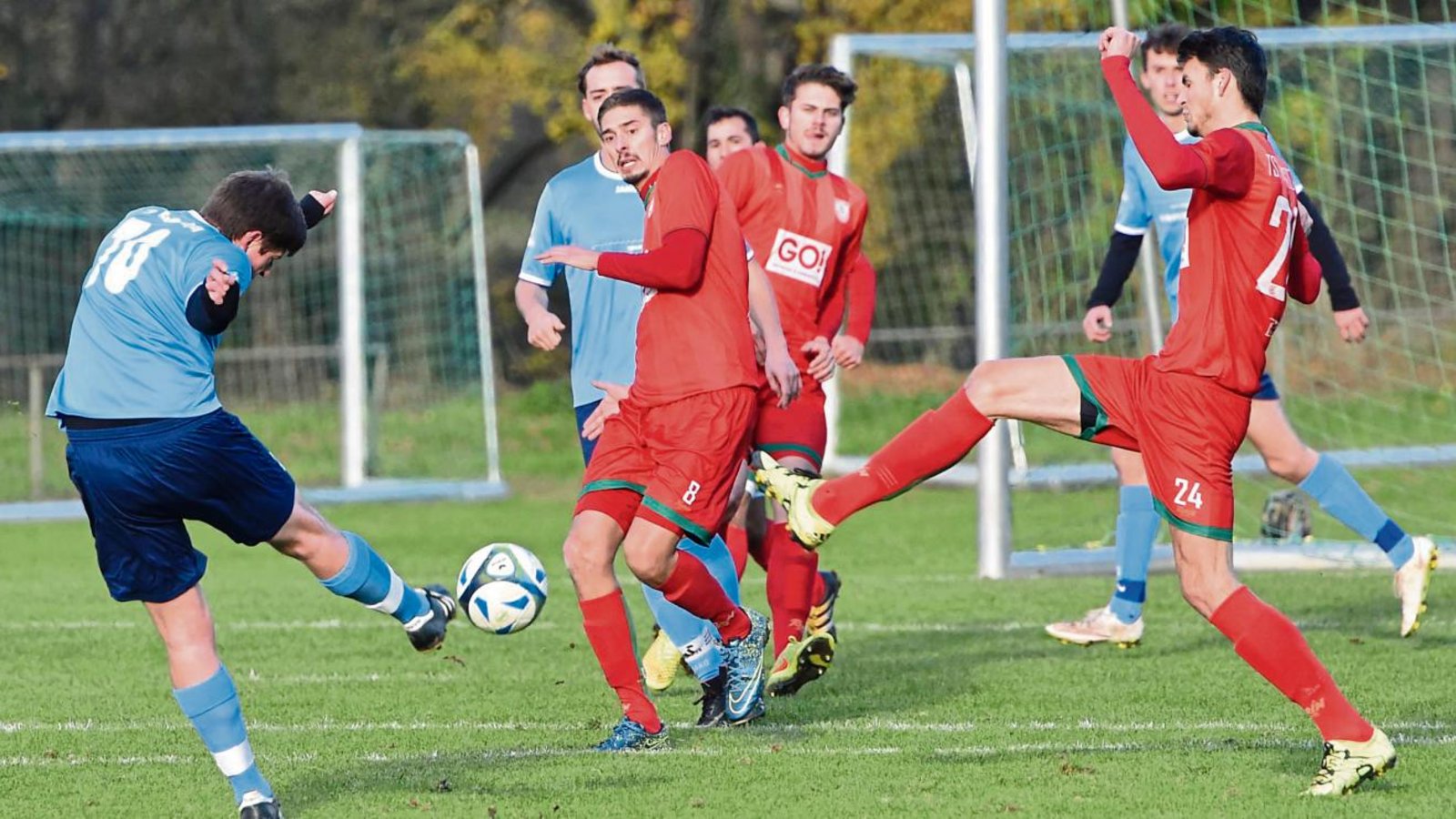 Enzweihingens Cihat Aytac zieht an der Strafraumgrenze der Gäste ab, doch Marcel Boch und Timo Bopp wehren auch diesen Schuss ab. Foto: Leitner Enzweihingens Cihat Aytac zieht an der Strafraumgrenze der Gäste ab, doch Marcel Boch und Timo Bopp wehren auch diesen Schuss ab. Foto: Leitner