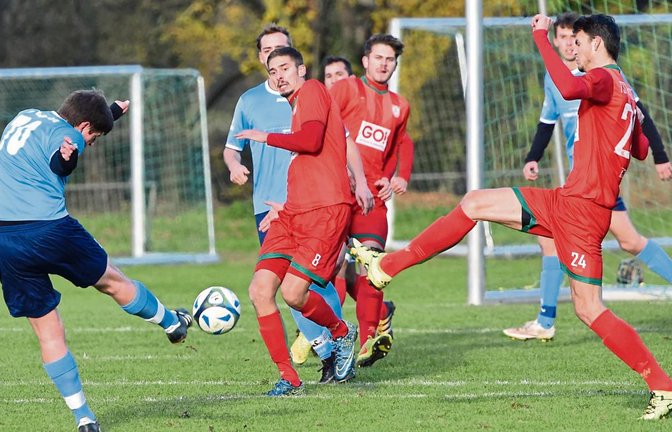 Enzweihingens Cihat Aytac zieht an der Strafraumgrenze der Gäste ab, doch Marcel Boch und Timo Bopp wehren auch diesen Schuss ab. Foto: Leitner